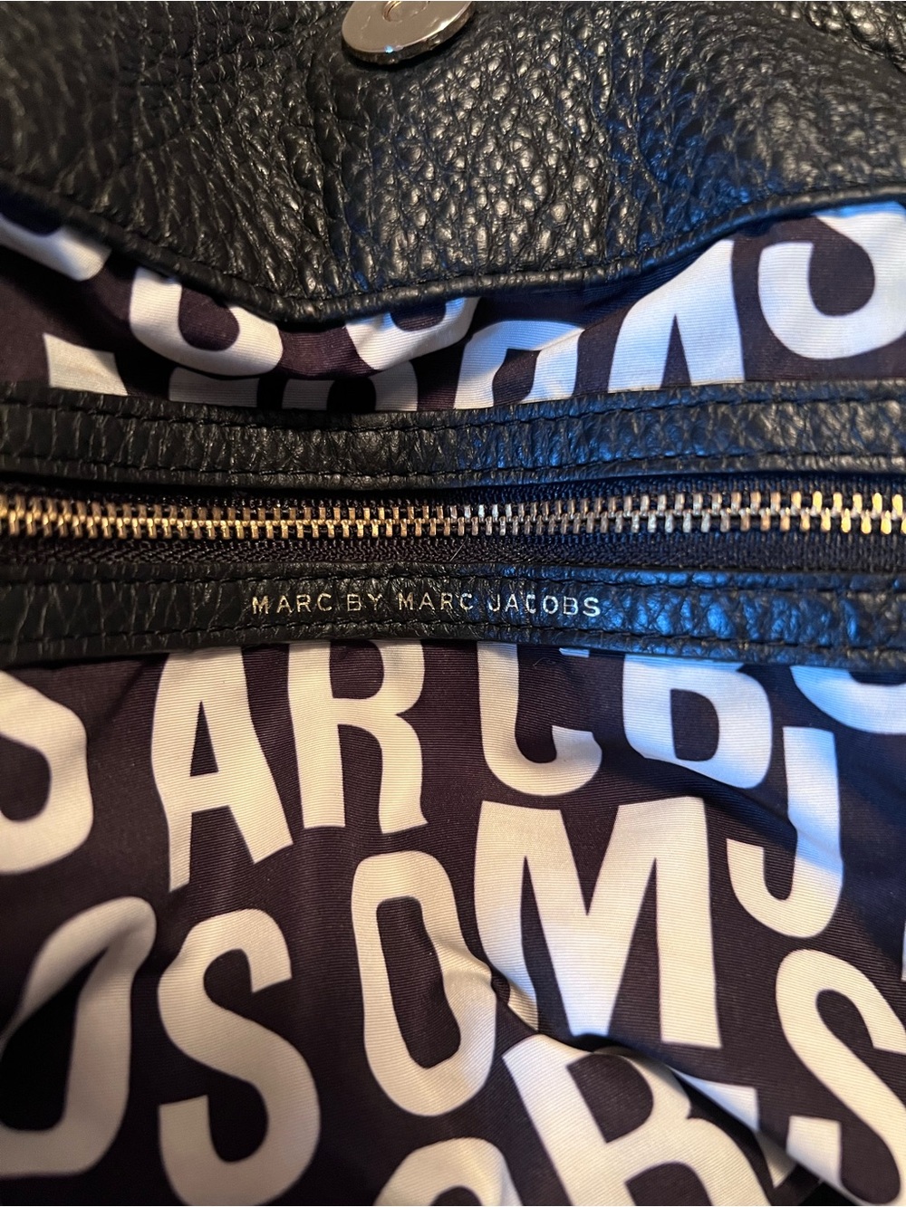 Marc Jacobs Large Shoulder Bag with Gold Hardware - Picture 7 of 11
